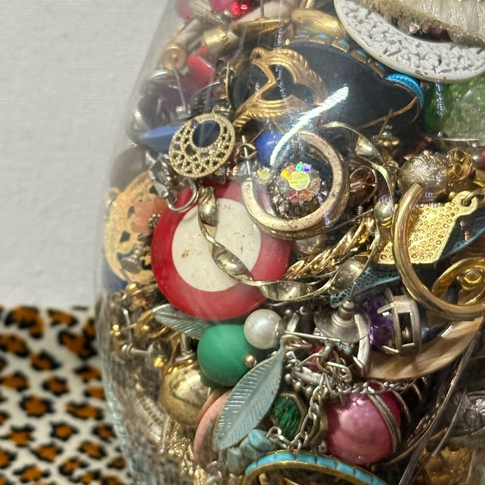 3.6 Lb (including jar/vase ) of unmatched Crafter’s lot of Earrings 👂💎 - Picture 7 of 9